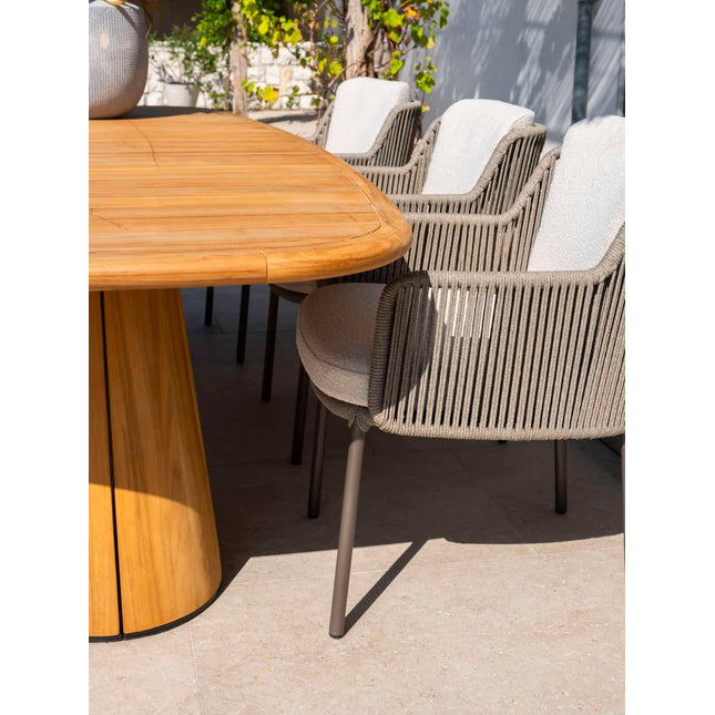4 Seasons Outdoor Bernini dining stoel + Taste 4SO Prado teak tafel ovaal 240 cm terre onderstel