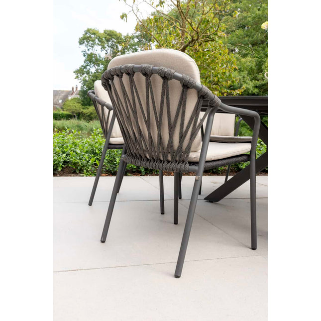 Taste 4SO Manitoba stapelbare dining stoel antraciet + Manolo tafel antraciet met geprint keramiek blad 240 cm