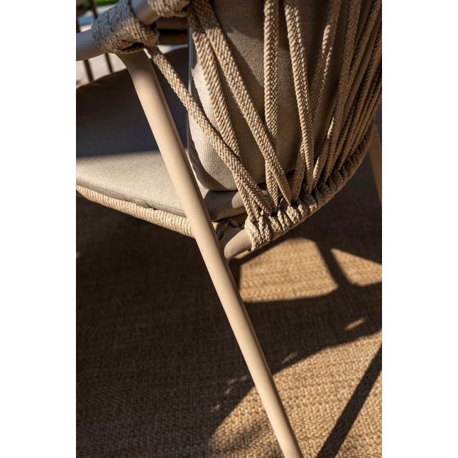 Taste 4SO Manitoba stapelbare dining stoel latte + Liam eettafel teak 180 cm