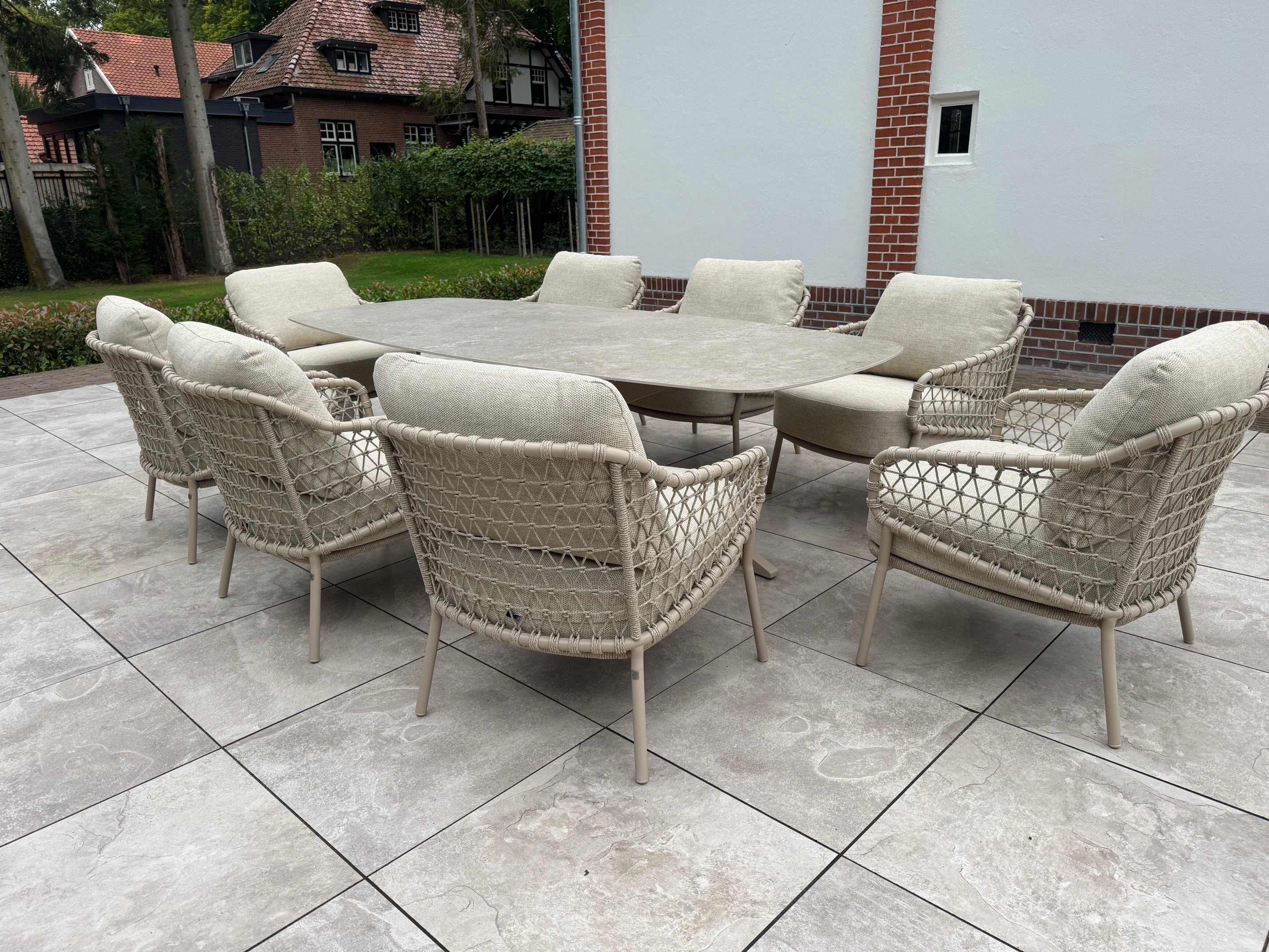 Geleverd project: Sardinia Low Dining met Nevada tafel