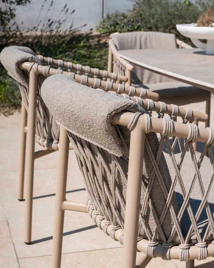 4 Seasons Outdoor Allora dining stoel latte + Taste 4SO Prado tafel met keramisch tafelblad barrel latte 240 cm