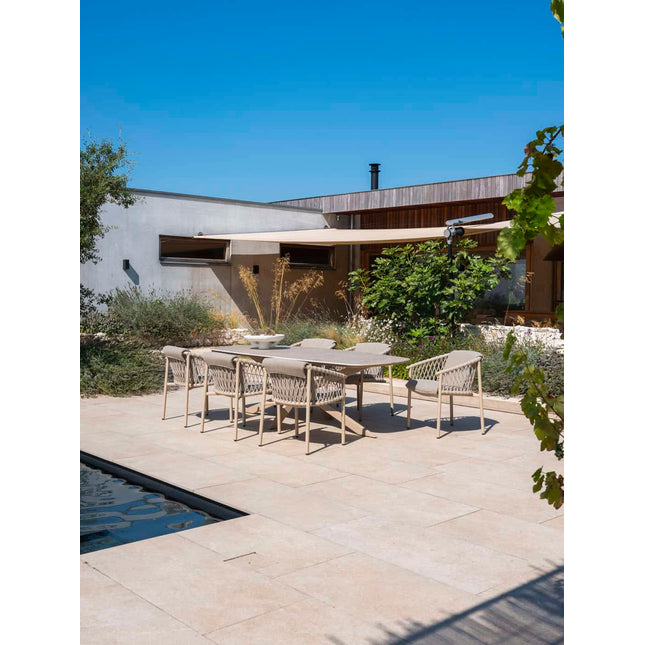 4 Seasons Outdoor Allora dining stoel latte + Taste 4SO Prado tafel met keramisch tafelblad barrel latte 240 cm