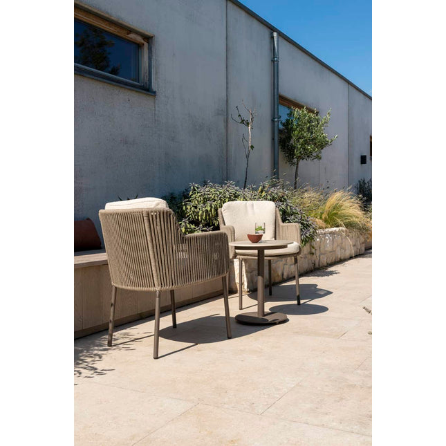 4 Seasons Outdoor Bernini dining stoel terre + Vermont eettafel met keramisch tafelblad terre 75 x 75 cm