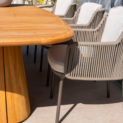4 Seasons Outdoor Bernini dining stoel + Taste 4SO Prado teak tafel ovaal 240 cm terre onderstel