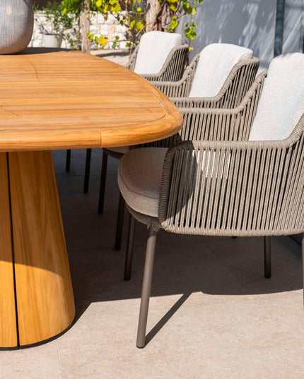 4 Seasons Outdoor Bernini dining stoel + Taste 4SO Prado teak tafel ovaal 240 cm terre onderstel