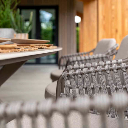 4 Seasons Outdoor Capalbio dining stoel + Taste 4SO Prado teak tafel 160 Ø cm terre onderstel + Lazy susan draaiplateau