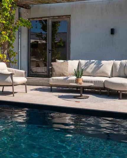 4 Seasons Outdoor Ezra chaise lounge bank + loungestoel + Finn salontafel kiezel-vorm