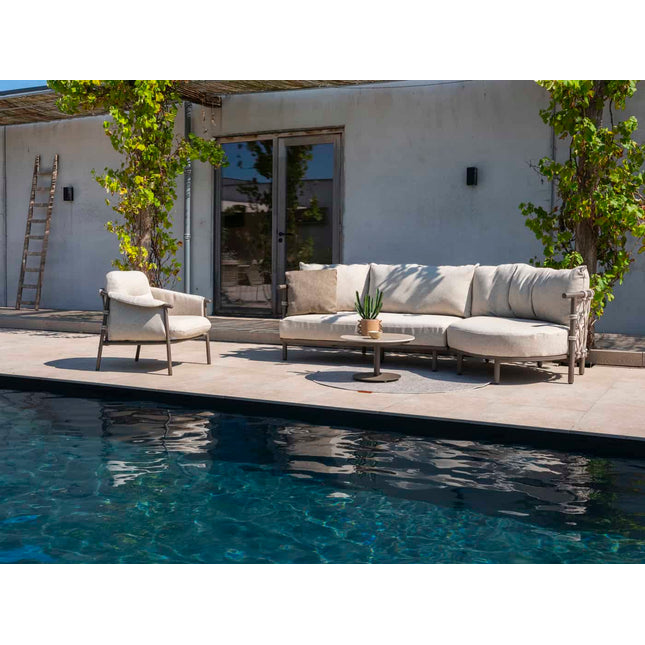 4 Seasons Outdoor Ezra chaise lounge bank + loungestoel + Finn salontafel kiezel-vorm