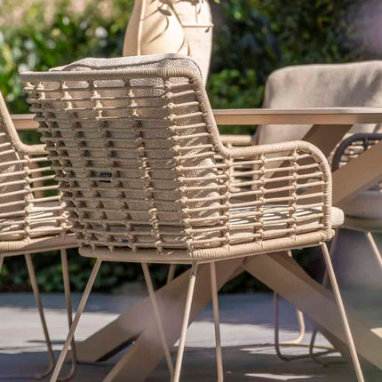 4 Seasons Outdoor Fabrice dining stoel latte + Taste 4SO Prado teak tafel 130 Ø cm teak onderstel