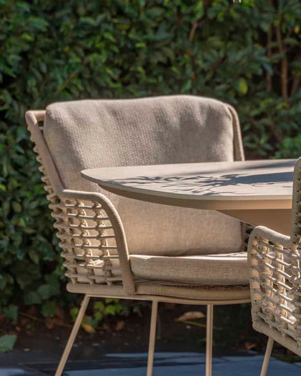 4 Seasons Outdoor Fabrice dining stoel latte + Taste 4SO Corsica tafel kiezel-vorm teak 240 cm