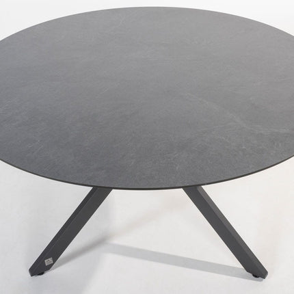 Taste 4SO Parma stapelbare dining + 4 Seasons Outdoor Locarno tafel HPL slate antraciet 130 Ø cm