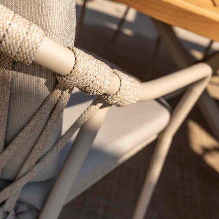 Taste 4SO Manitoba stapelbare dining stoel latte + Prado teak tafel 160 Ø cm latte onderstel