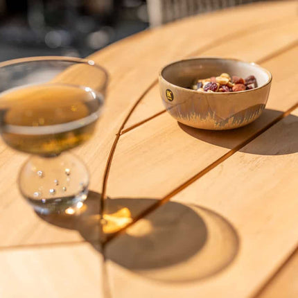 Taste 4SO Manitoba stapelbare dining stoel olive + Prado teak onderstel met teak tafel Ø 130 cm